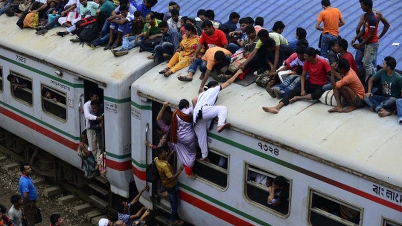 Parahnya mudik di Bangladesh, ibu-ibu nekat naik atap kereta