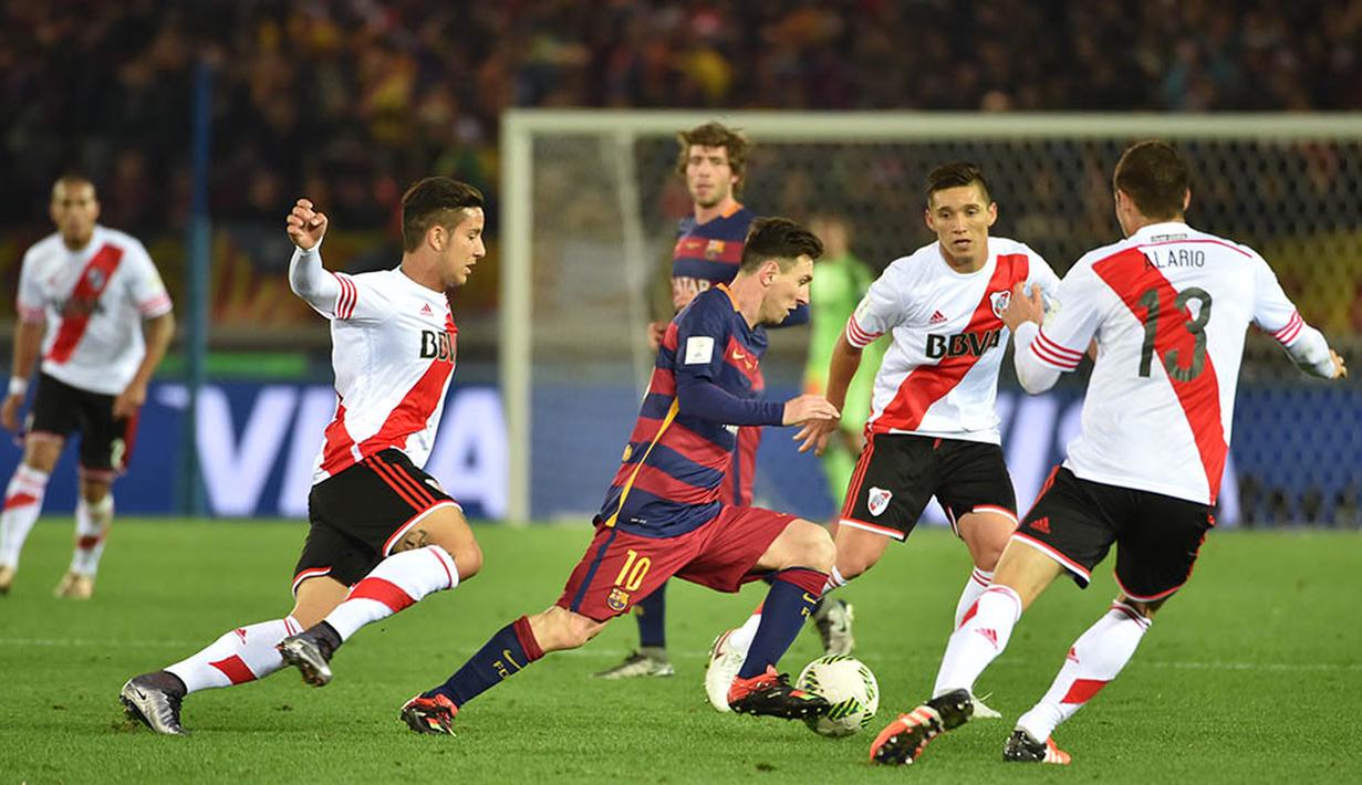Bintang Barcelona, Lionel Messi, berusaha melewati hadangan pemain River Plate pada final Piala Dunia Antarklub 2015 di International Stadium Yokohama. (AFP/Kazuhiro Nogi)