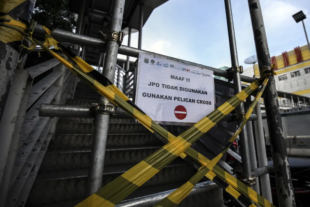 FOTO: Pelican Crossing untuk Penumpang Transjakarta dan Warga di Halte Glodok Baru