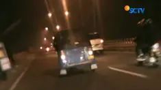 Sebuah bajaj yang digunakan untuk mudik melintas di Jalan Lingkar Tanjung Pura, Karawang, Jawa Barat, Kamis 22 Juni 2017.
