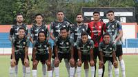 Skuad Persis Solo saat beruji coba melawan tim Liga 2, Putra Delta Sidoarjo, Rabu (13/7/2022). (Bola.com/Aryo Atmaja)