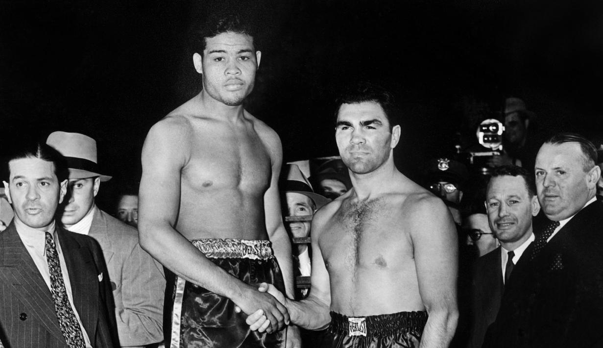 Joe Louis (kiri), menjadikan arena tinju sebagai ajang politik. Dianggap "pahlawan" oleh masyarakat AS setelah mengalahkan petinju Jerman, Max Schmeling di ronde pertama. Ia berhasil menghancurkan image tak terkalahkan Nazi pimpinan Hitler. (AFP)