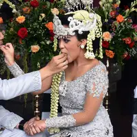 Rona bahagia menyelimuti pasangan Arya Aditya atau Lale dan Fikha Effendi. Keduanya baru saja resmi menjadi sepasang suami istri setelah merajut kasih selama beberapa tahun. (Nurwahyunan/Bintang.com)