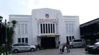 Suasana lengang masih terlihat di Stasiun Tugu, Yogyakarta, Minggu (10/6/2018) atau H-5 Lebaran 2018. (Liputan6.com/Mohamad Teguh)