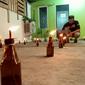 Puluhan pelita dinyalakan di halaman rumah warga Gorontalo di Kota Palu. Tradisi itu dilakukan di malam ke-27 Ramadan. (Foto: Heri Susanto/ Liputan6.com).
