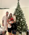 Keluarga Lionel Messi dan Antonella Roccuzzo rayakan Natal penuh kehangatan. Mereka tampil kompak dengan busana nuansa merah, putih dan hitam. @leomessi.