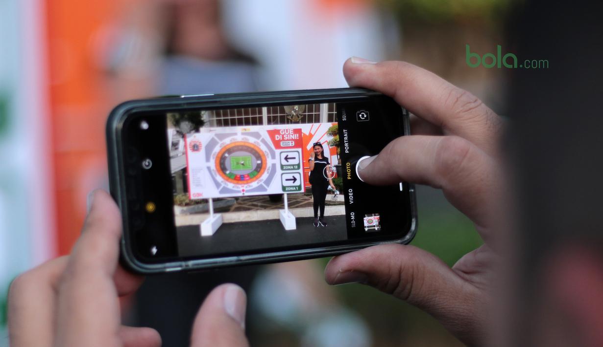 Boys of Straits berfoto dekat stadion sebelum menyaksikan laga Persija Jakarta vs Johor Darul Ta’zim pada Piala AFC 2018 di Stadion Utama Gelora Bung Karno, Jakarta, Selasa (10/4/2018). Persija Jakarta menang 4-0 atas JDT. (Bola.com/Nick Hanoatubun)