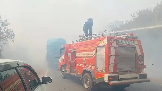 Pemadaman kebakaran lahan  di Kecamatan Menggala, Kabupaten Tulang Bawang, Lampung.