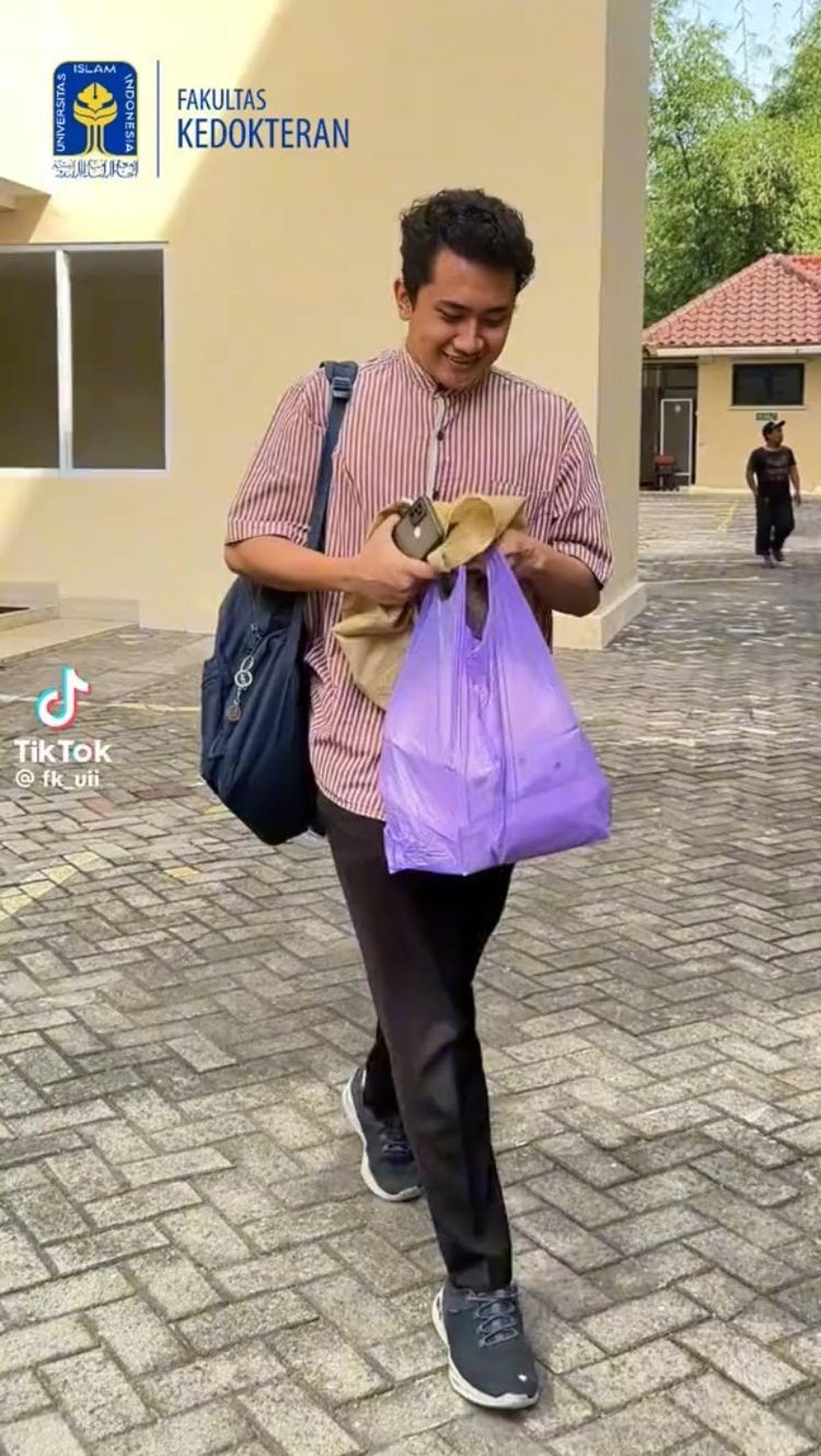 Inilah sosok Garda Muhammad, mahasiswa kedokteran UII yang setiap hari membawa tahu bakso ke kampus untuk dijual.