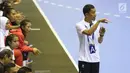 Pelatih timnas bola tangan putri Indonesia, Abdul Kadir memberi arahan pada timnya saat melawan Thailand di babak penyisihan grup B Asian Games 2018 di Jakarta, Kamis (16/8). Indonesia kalah 16-34. (Liputan6.com/Helmi Fithriansyah)