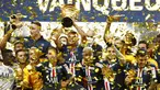 Pemain PSG merayakan trofi juara Piala Liga Prancis usai mengalahkan Olympique Lyon di Stade de France, Sabtu (1/8/2020) dini hari WIB. PSG menang 6-5 atas Lyon lewat adu penalti. (AFP/Geoffroy Van Der Hasselt)