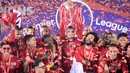 Gelandang Liverpool, Jordan Henderson, mengangkat trofi juara Premier league 2019-2020 di Stadion Anfield, Kamis (23/7/2020) dini hari WIB. Prosesi angkat trofi juara ini dilakukan usai pertandingan Liverpool melawan Chelsea. (AFP/Laurence Griffiths/pool)