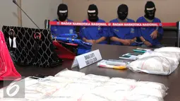 Barang bukti diperlihatkan saat rilis kasus narkoba di kantor Badan Narkotika Nasional (BNN), Jakarta, Jumat (7/8/2015). BNN mengamankan Empat tersangka yang merupakan jaringan Internasional asal Nigeria. (Liputan6.com/Helmi Afandi)