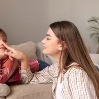 Quiet encouragement bukan berarti orangtua bersikap cuek atau membiarkan anak berjalan sendiri tanpa bimbingan. Justru sebaliknya, pendekatan ini menekankan keterlibatan emosional yang hangat tanpa mendominasi. (foto/dok: freepik)