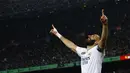 Penyerang Real Madrid, Karim Benzema berselebrasi setelah mencetak gol ke gawang Barcelona pada pertandingan leg kedua babak semifinal Copa del Rey di stadion Camp Nou di Barcelona, Spanyol, Kamis, 6 April 2023. Benzema berhasil mencetak hat-trick pertamanya melawan Barcelona dalam 43 penampilan.(AP Photo/Joan Monfort)