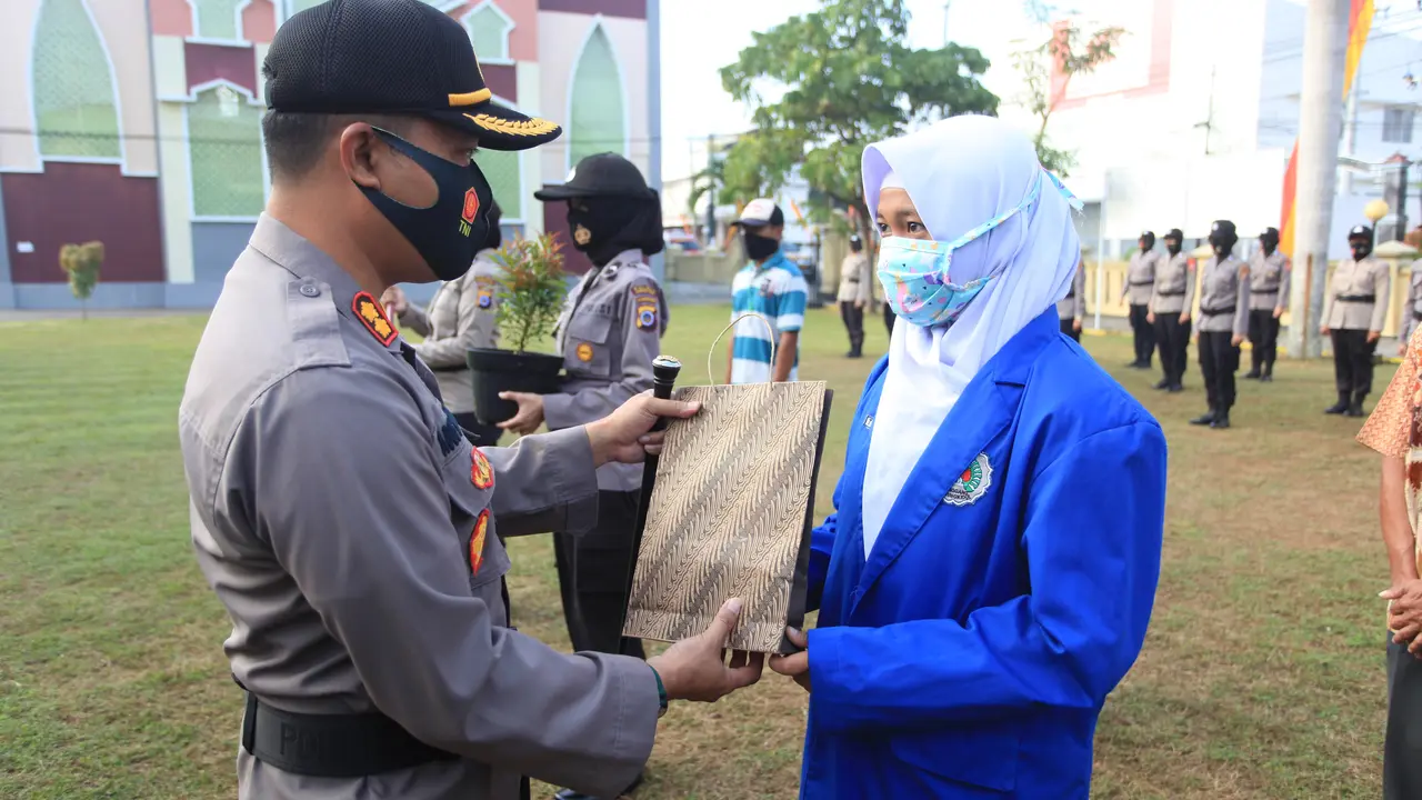 Tri Novi Rahmadani (13), pelajar cerdas SMPN 1 Panggang, mendapat hadiah ponsel dari Polres Gunungkidul. (Foto: Liputan6.com/Hendro Ary Wibowo)