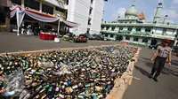 Sejumlah botol minuman keras siap dihancurkan, Jakarta, Kamis (2/6). 12.203 botol miras dan 15.050 gram ganja hasil Operasi Pekat tahun 2016 tersebut dimusnahkan untuk antisipasi penyakit masyarakat jelang bulan Ramadan. (Liputan6.com/Immanuel Antonius)