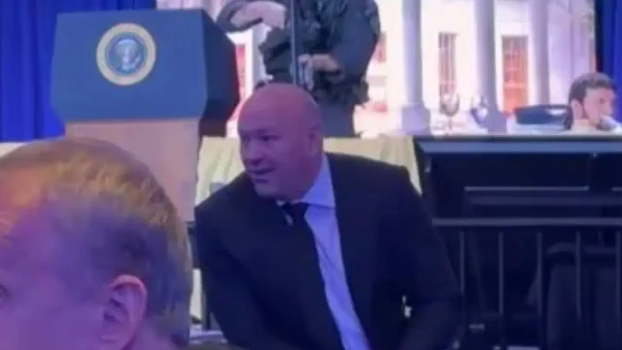 Foto CEO Ultimate Fighting Championship (UFC) Dana White beredar di media sosial X. Ia tampak duduk santai saat penembakan terjadi di gala dinner Gedung Putih yang dihadiri Donald Trump. (Dok. X)