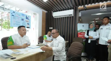 Menteri Ketenagakerjaan (Menaker) M Hanif Dhakiri (tengah) memeriksa kesiapan petugas Posko Peduli Lebaran 2018 di Gedung B Kemenaker, Jakarta, Senin (28/5). Posko juga menerima aduan pemasalahan seputar THR. (Liputan6.com/Helmi Fithriansyah)