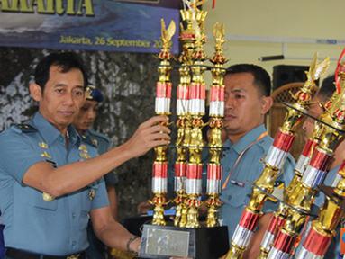 Citizen6, Tanjung Priok: Tim Kolinlamil keluar sebagai juara I pada Lomba yang dibuka oleh Kaskolinlamil Laksma TNI I.N.G.N. Ary Atmaja, di Gedung Laut Natuna, Mako Kolinlamil, Tanjung Priok, Jakarta, Rabu (26/9). (Pengirim: Dispenkolinlamil)