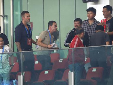 Pelatih Timnas Indonesia U-23, Gerald Vanenburg (tengah) tampak hadir bersama mantan pelatih Timnas Indonesia U-23, Indra Sjafri (kanan) dan pelatih kiper Timnas Indonesia, Sjoerd Woudenberg dalam laga lanjutan BRI Liga 1 2024/2025 antara Persija Jakarta melawan Persebaya Surabaya di Stadion Utama Gelora Bung Karno (SUGBK), Senayan, Jakarta, Sabtu (12/04/2025). (Bola.com/M Iqbal Ichsan)
