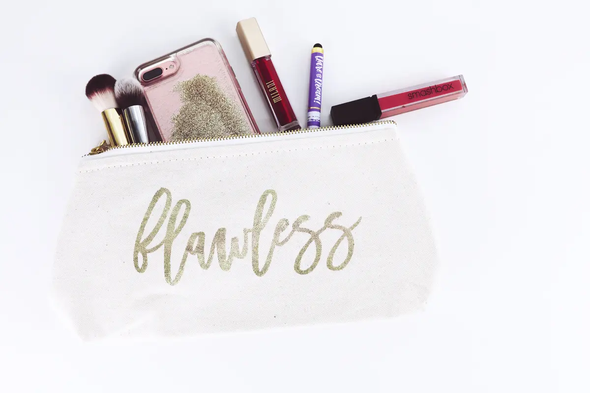Ilustrasi pouch makeup