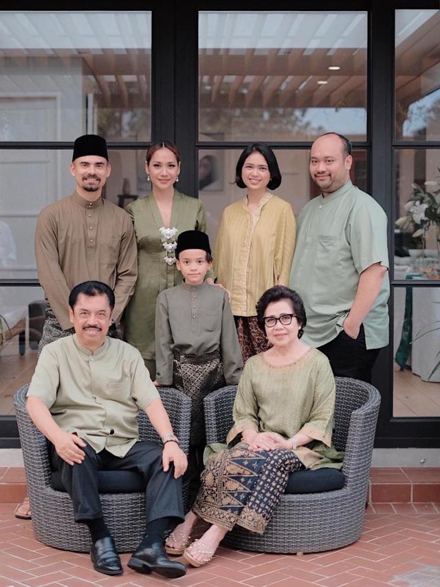 6 Momen Kedekatan Ashraf Sinclair dan Keluarga BCL