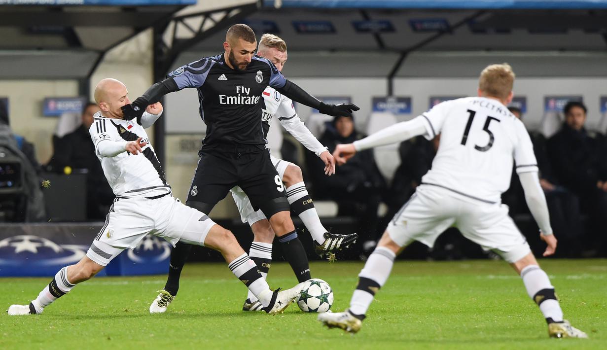 Aksi Karim Benzema (tengah)  melewati hadangan pemain Legia Warsawa pada laga grup F Liga Champions di Stadion Polish Army, Warsawa, Polandia (2/11/2016). (AFP/Janek Skarzynski)