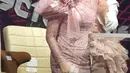Penyanyi Rossa bersiap menerima penghargaan saat ajang musik SCTV Music Awards 2019 di Studio 6 Emtek City, Jakarta, Jumat (26/4). Rossa menyabet piala penghargaan Penyanyi Solo Wanita Paling Ngetop mengungguli Bunga Citra Lestari, Isyana Sarasvati, Maudy Ayunda dan Raisa (Fimela.com/Bambang E. Ros)