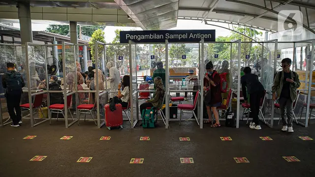 FOTO: Stasiun Pasar Senen Sediakan Tes PCR Untuk Calon Penumpang KA Jarak Jauh