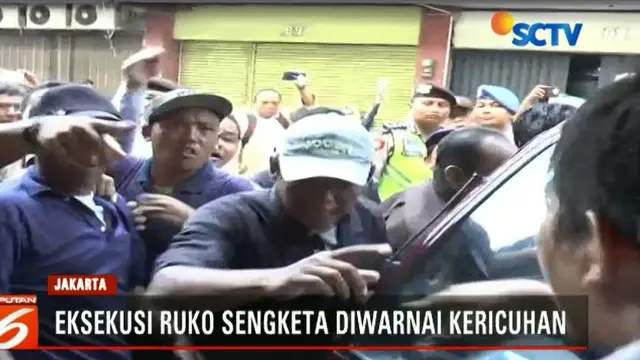 Petugas juru sita Pengadilan Negeri Jakarta Pusat, yang ingin mengeksekusi ruko dihadang massa tergugat.