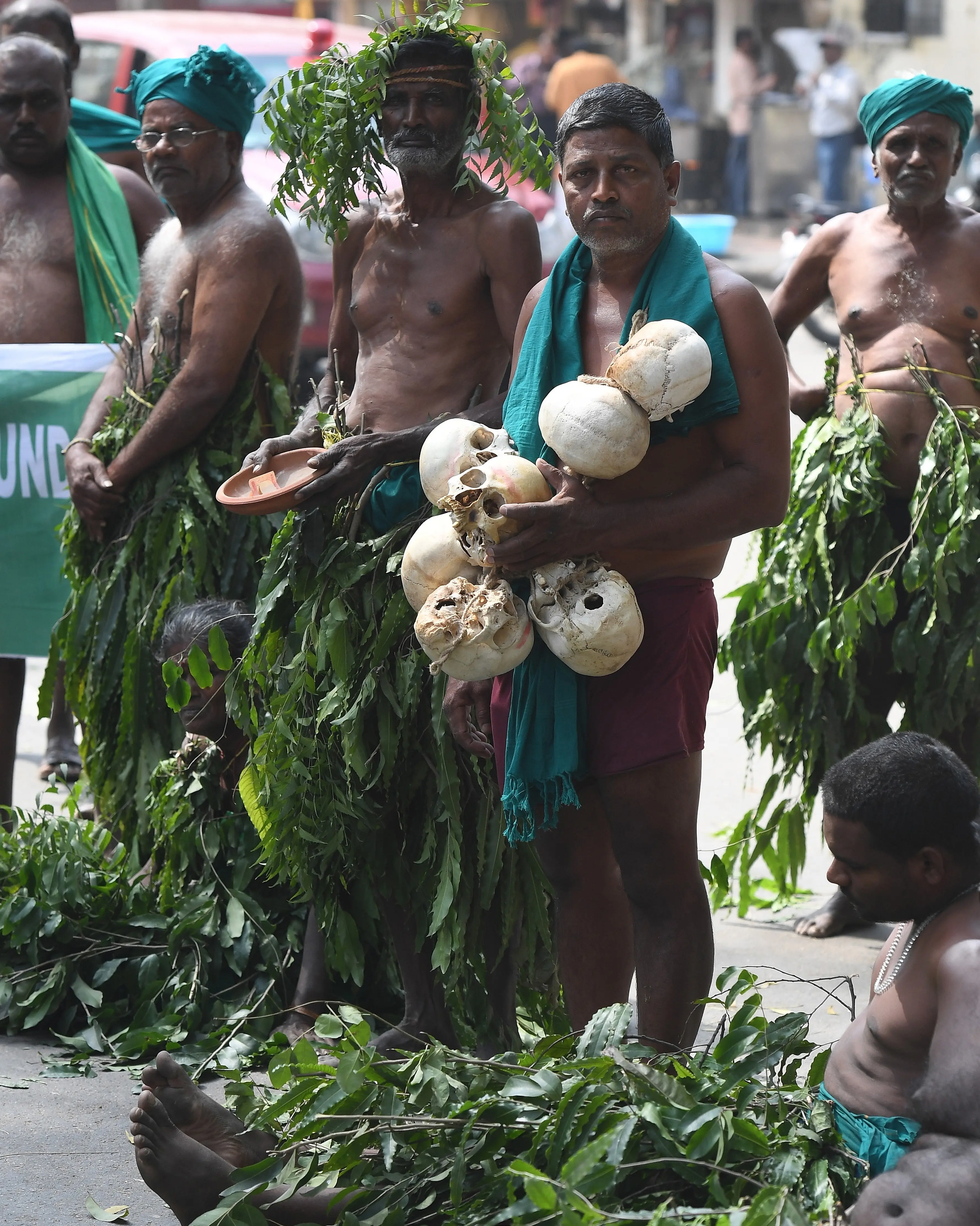 Petani Tamil Nadu menggelar unjuk rasa di New Delhi, Kamis (16/3). Mereka meminta pemerintah untuk menyelesaikan sengketa antar petani Tamil Nadu dengan Karnataka. (AFP PHOTO / Prakash SINGH)  