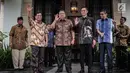 Capres nomor urut 02 Prabowo Subianto (kiri) bersama Ketum Partai Demokrat Susilo Bambang Yudhoyono (dua kiri) melambaikan tangan jelang pertemuan membahas strategi Pilpres 2019 di kediaman SBY, Jakarta, Jumat (21/12). (Liputan6.com/Faizal Fanani)