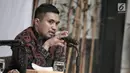 Peneliti LSI Adjie Alfarabby memberikan paparan  hasil survei terkait pemenang pascadebat pertama pilpres di Jakarta, Rabu (30/1). Pada debat pertama terdapat enam indikator penilaian, lima diantaranya dimenangkan Jokowi-Amin. (Liputan6.com/Faizal Fanani)