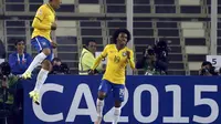 SELEBRASI - Roberto Firmino merayakan golnya ke gawang Venezuela dengan cara melompat. (REUTERS/Ivan Alvarado)
