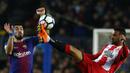 Duel pemain Barcelona, Luis Suarez (kiri) dan pemain Girona, Jonas Ramalho pada La Liga Santander di Camp Nou stadium, Barcelona, (24/2/2018). Barcelona menang telak 6-1. (AP/Manu Fernandez)