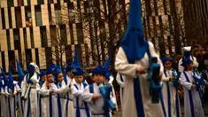 Peniten bertopeng menyusuri jalan dalam prosesi Minggu Palma di Zaragoza, Spanyol, Minggu (25/3). Minggu Palma dirayakan menjelang Paskah. (Foto AP/Alvaro Barrientos)
