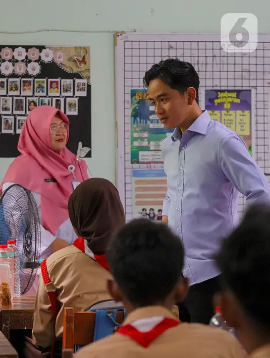 Total harga per paket makanan tersebut sebesar Rp23.000. (Liputan6.com/Herman Zakharia)