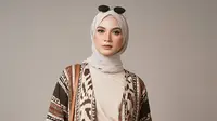 Mau Tampil Beda? Simak 4 Inspirasi Outer Bermotif untuk Muslimah