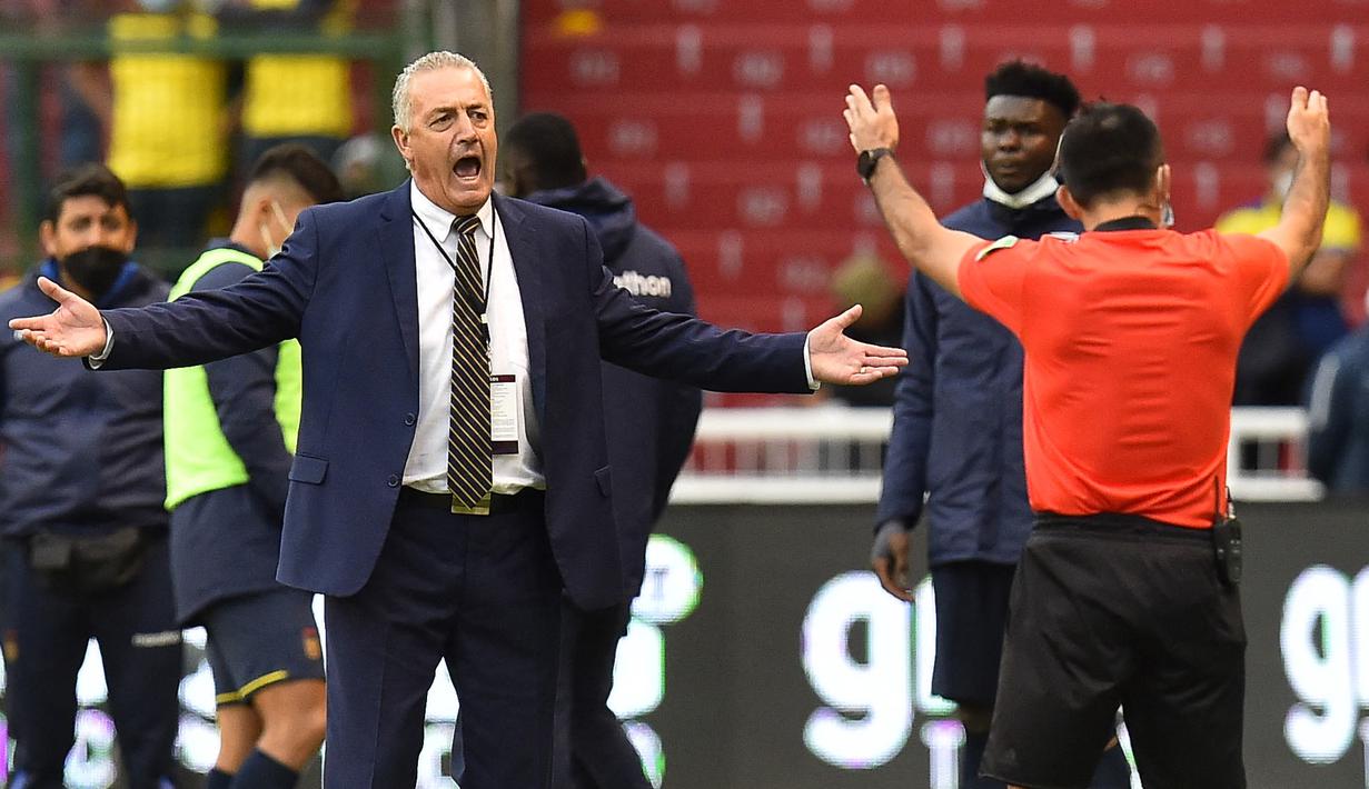 Gustavo Alfaro yang kini berusia 59 tahun merupakan pelatih timnas Ekuador. Gustavo Alfaro berhasil meloloskan La Tricolor untuk berlaga di Piala Dunia 2022 dan akan bersaing dengan Belanda, Senegal, dan juga Qatar di grup A. (AFP/Pool/Rodrigo Buendia)