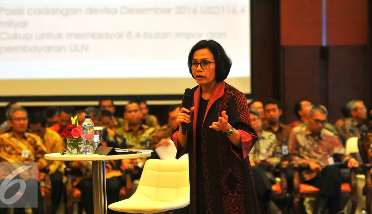 Sri Mulyani saat memberi arahan pejabat Eselon I dan II dalam Rakernas Kementerian Keuangan, Jakarta, Selasa (10/1). Sri Mulyani membahas pengaruh pertumbuhan ekonomi China terhadap dunia dan Indonesia. (Liputan6.com/Angga Yuniar)