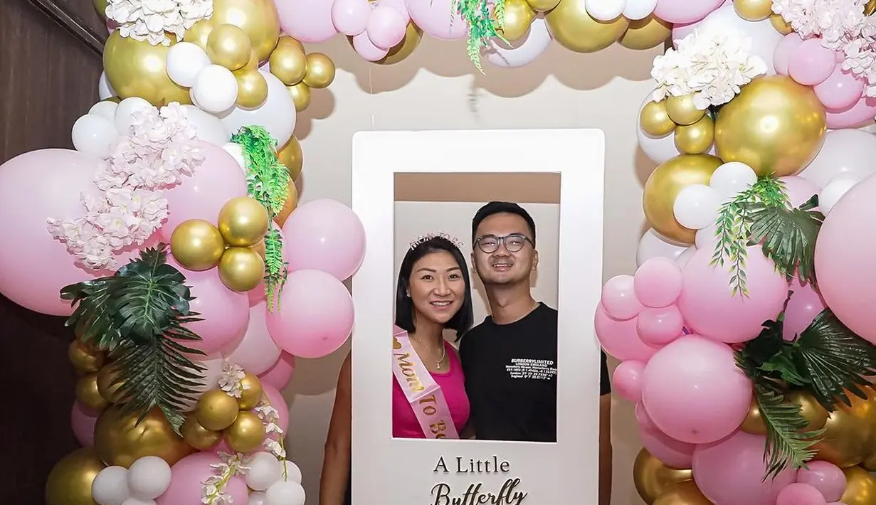 Nia tampak dekat dengan asisten sekaligus teman dekatnya. Perempuan biasa disapa Tere itu sudah sekitar delapan tahun menjadi asisten Nia Ramadhani. [Instagram/ramadhaniabakrie]