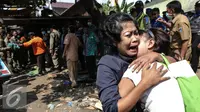 Salah satu penghuni menangis histeris saat penggusuran terjadi di Rawasari Selatan, Jakarta, Kamis (23/7/2015). Tampak upaya petugas saat melakukan pengusuran di  Rawasari Selatan. (Liputan6.com/Faizal Fanani)