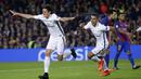 Pemain PSG, Edinson Cavani sempat memperkecil ketinggalan, namun Barcelona mampu membalas dengan tiga gol pada leg kedua Babak 16 Besar Liga Champions di Camp Nou stadium, Barcelona, (8/3/2017). Barcelona menang 6-1. (AP/Emilio Morenatti)