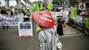 Massa yang tergabung dalam Rukun Tani Sumberejo Pakel berorasi saat melakukan aksi di depan Mabes Polri, Jakarta, Kamis (17/6/2021). Aksi tersebut dilakukan secara serentak di Jakarta, Surabaya, dan Banyuwangi. (Liputan6.com/Faizal Fanani)