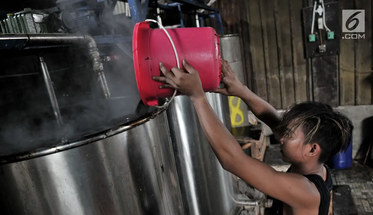 Pekerja memasak daun cincau saat memproduksi cincau hitam di Jakarta, Kamis (9/5/2019). Pabrik yang berdiri sejak 80-an ini mampu memproduksi cincau hitam hingga 1.000 kaleng/kotak per hari, jauh meningkat dari produksi bulan biasa yang hanya 300 kaleng per hari. (merdeka.com/Iqbal S. Nugroho)