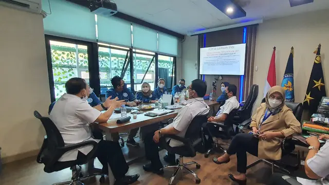 Para anggota Gerakan Ekonomi Kreatif Nasional mengunjungi kantor BNN