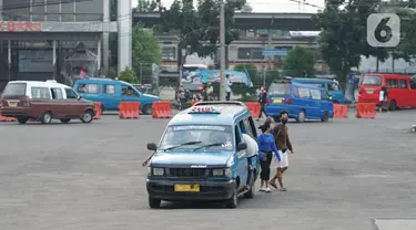 Angkutan umum melintas di sekitar Terminal Depok, Jawa Barat, Kamis (14/5/2020). Kepala Sub Bagian Tata Usaha Terminal Terpadu Depok Reynold Jhon mengatakan, pengguna angkutan umum di Terminal Terpadu Depok mengalami penurunan 10-20 persen selama pemberlakuan PSBB. (Liputan6.com/Immanuel Antonius)