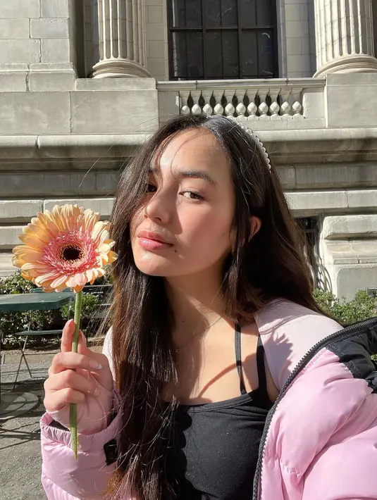 Outfit dengan nuansa black pink memberi kesan feminin pada penampilan Beby Tsabina [instagram/bebytsabina]