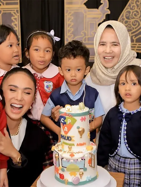 Perayaan ulang tahun digelar secara meriah bersama anak-anak yang sekolah di PAUD Cahaya Permata Abadi. "Selamat HUT PAUD @cahayapermataabadi yang ke 19tahun," tulis Yuni Shara sebagai caption video singkatnya. [Instagram/yunishara36]